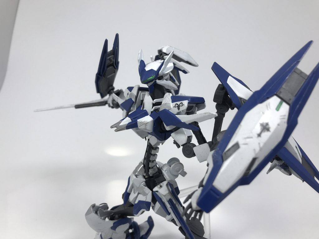 ## [カプラ・コルノ]
剣、魔導杖、魔導砲の3つの機能を複合した専用の武装で持ち替えを必要とせず様々な攻撃が可能であるため、対応力が高い。

刃には旧時代の優れた金属加工技術によって鍛えられた高純度なダマスカス鋼が用いられており、現代の魔導技術によって作られた刀剣とは一線を画する性能を誇っている。

また、刃には魔墨と呼ばれる魔力を伝導する媒体を滲出させる機構が備えられており、カプラ・コルノを用いてルーンを刻むことも可能である。