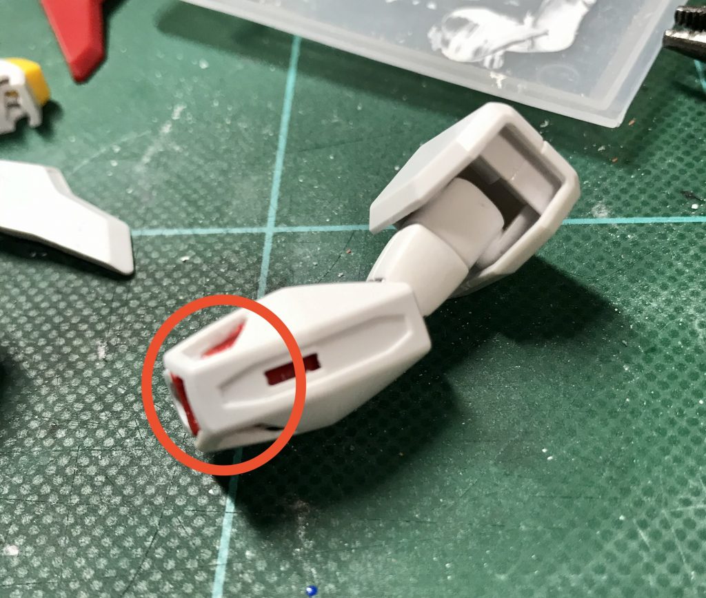 腕に追加装甲、赤丸はパテ埋め