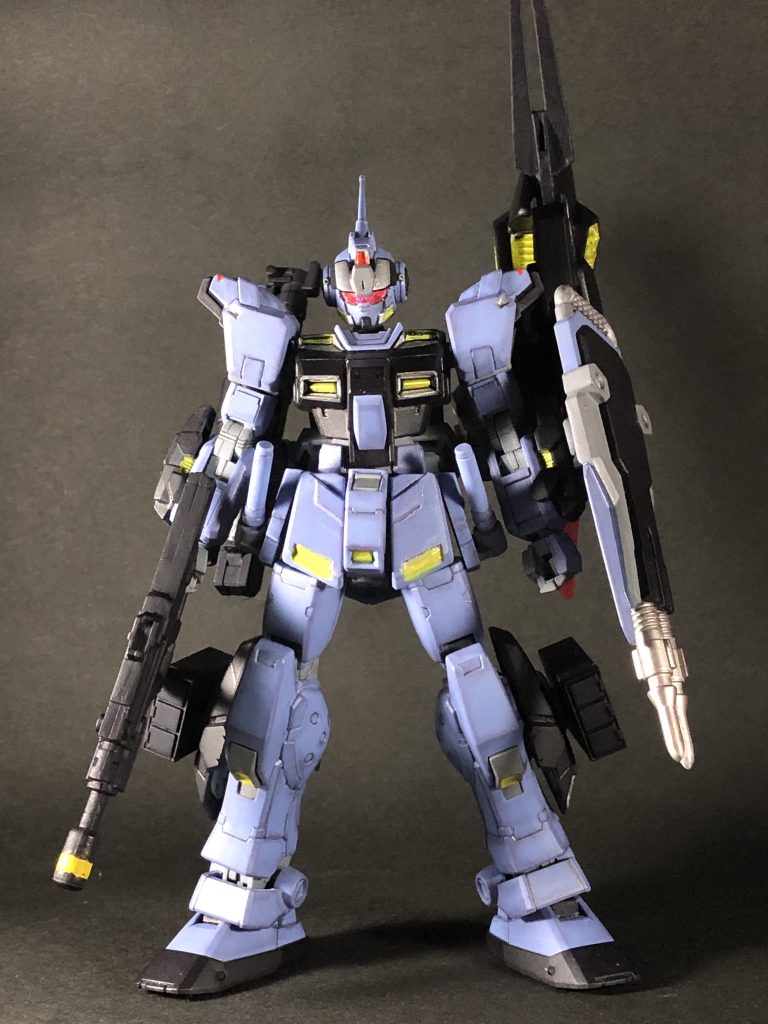 HADESイメージとして、全体的に参考写真より暗めに調色して塗装。
輪郭部には紫色のアイシャドウを付けて、薄らと赤みを付加しています。
背部にマウントしているオリジナル近接格闘武器は、あくまで不意打ち全力使用からの破損を想定し、単色にしています。