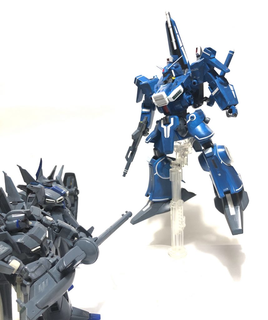 グワッ!!

MkV「コピーゼータの分際で随分と大胆だな。コイツ等が居ると言うことは我々の中にも内通者がいるのか…だがとりあえず貴様らは帰さん。」