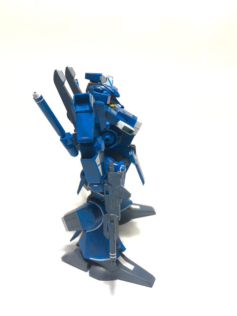 よこ

大きく張り出した胸と顎が特徴。

本体は薄めたつや消しブルーにインディブルー系で塗り分け。洋上迷彩風に塗装してみました。