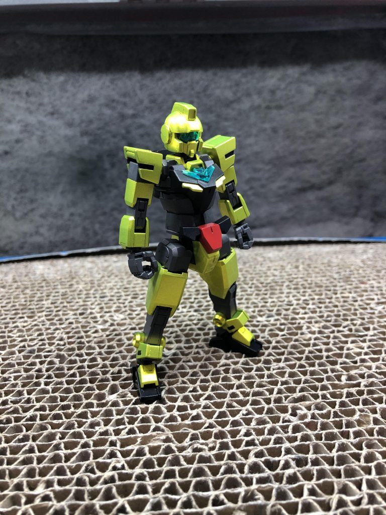 組み立て完了時。塗装ブースのLEDライトのおかげでギラギラ感が伝わりやすいかと思われます。