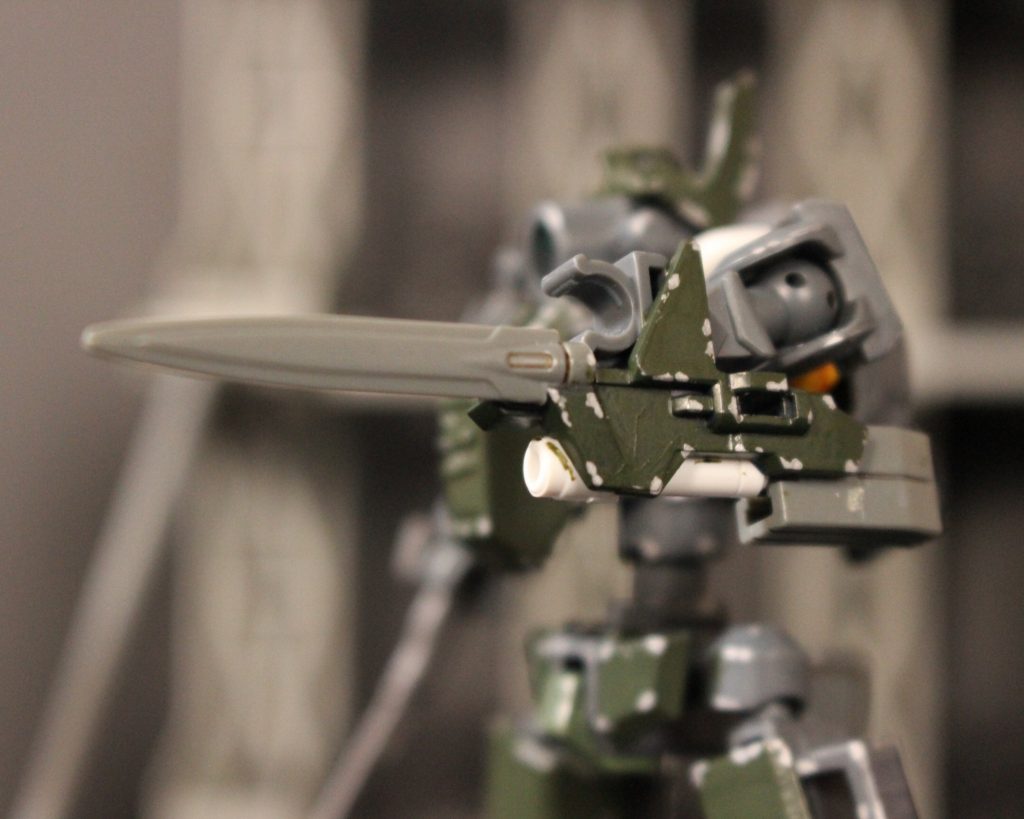 グレネードランチャー+コンバットナイフ
対戦闘車両用のグレネードランチャーと格闘用のナイフを装備しています。しかし、本機が格闘戦を行うことは稀なため、ナイフを装備していない機体も存在します。