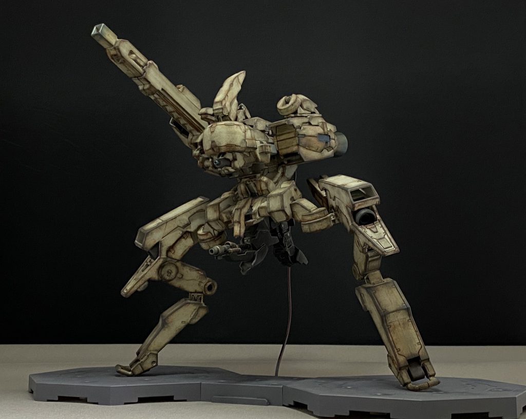 武装はレールガン、頭部下、股下にバルカン砲を装備