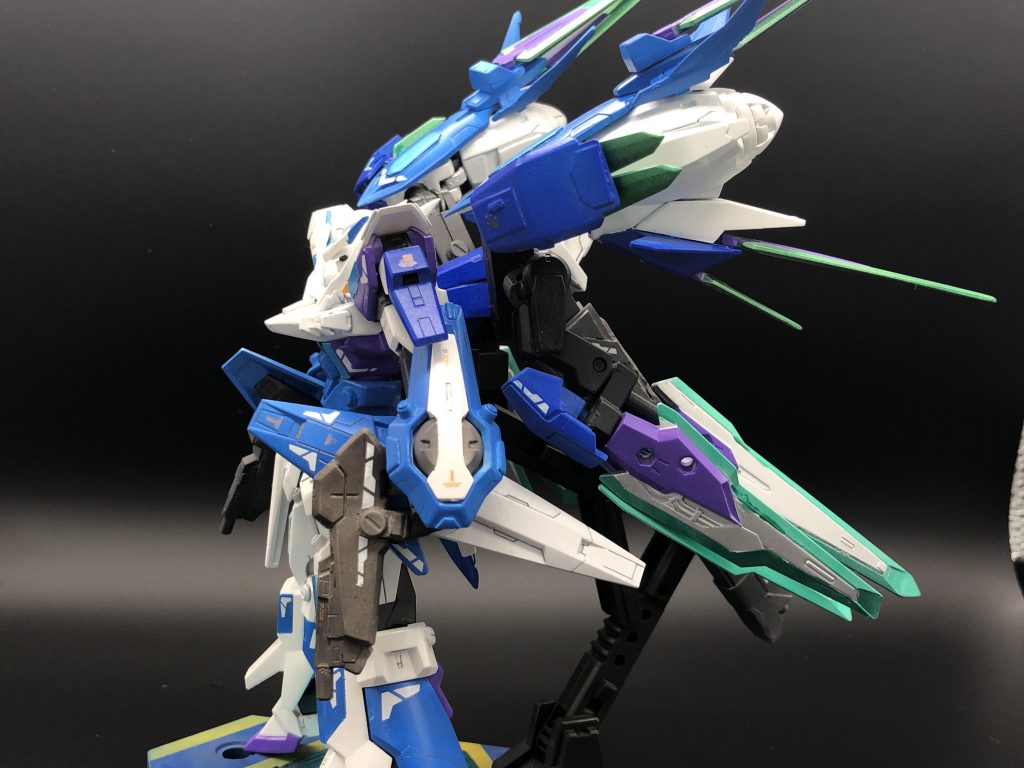 塗装はいつもの通りこれしか無いのでガンダムマーカーエアブラシシステムです。新しくHi-νガンダムのガンダムパープルとライトブールーを中心に塗装しました。