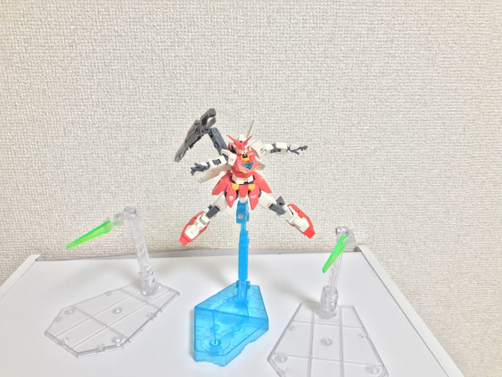 また、エネルギーエフェクトは実体として質量を固定することも可能となっており、その際はGNソードビットやCファンネルのように遠隔操作可能な格闘兵装兼シールドビットとしての機能を有する。本機のエネルギー不足の主原因はこのフェアリィ・テイルシステムの燃費の悪さも一因であり、このような芸当を可能とするのがなんのエネルギー源なのかはよくわかっていないが、おそらくプラフスキー粒子だろうとダイバーは主張している。