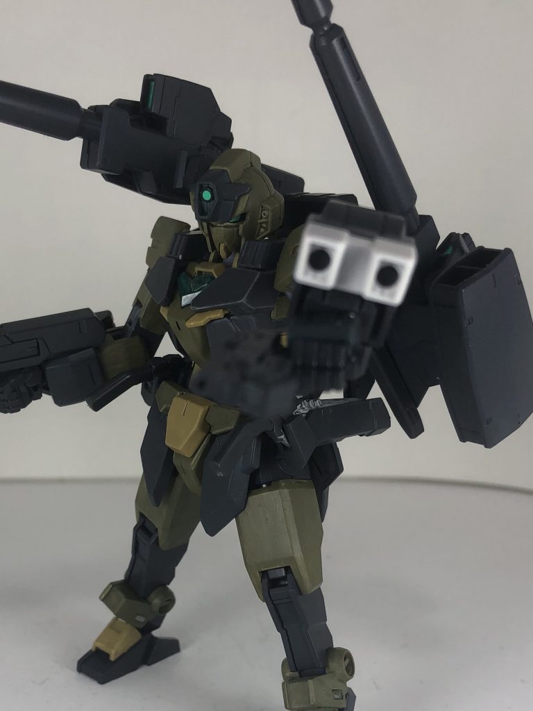 ハンドガンとアームランチャー。ランチャーは作戦に応じてダミーやトリモチ、ワイヤーなどに変更。