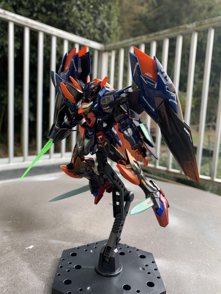 ノーネイムのアシンメトリーを活かしてゼロ炎のヒロイック感を無くし、塗装を黒メインにしてダークさをアピール。