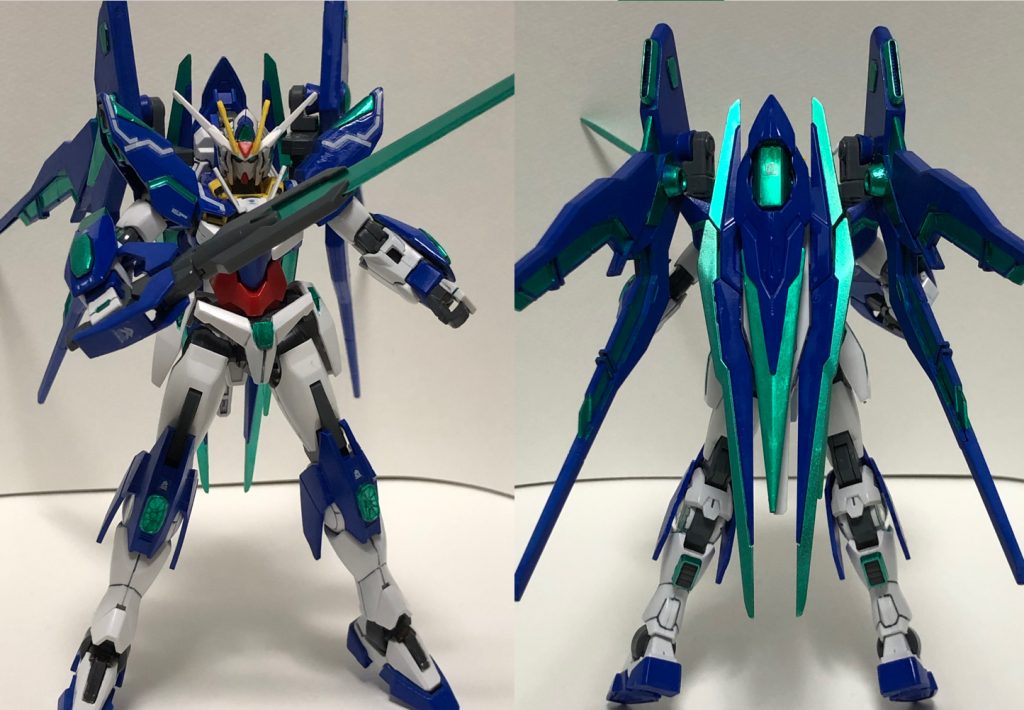 GNフェザー展開前の前面と背面から撮ったショット