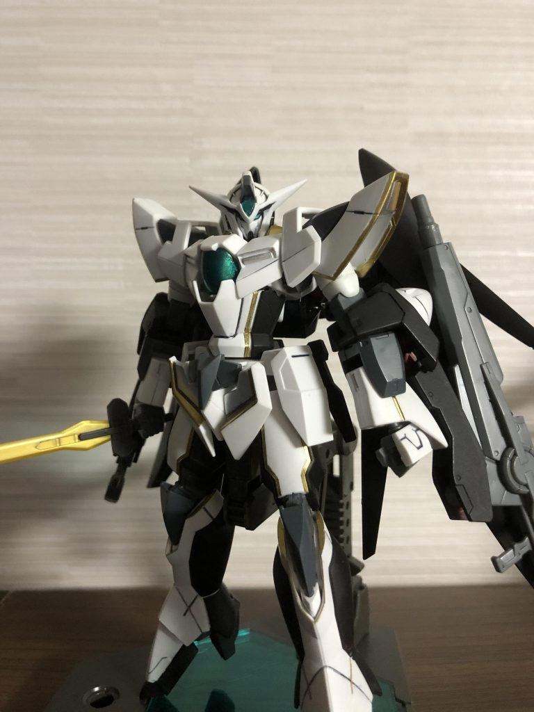 武装4
GNファング×4
設定だけになります
リボガンから移植した腰に付いてる小型の物で、スラッシュハーケンの代わりです。
画像についての説明ですが、
剣を使う際にライフルを腕にマウント出来る様になっていますが...まぁライフルはポイ捨てしちゃいますよね...(汗)