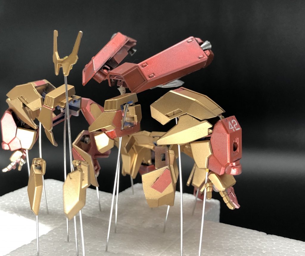 マーク42は塗装個所をイメージして塗装。赤がもう少し強いのが欲しかったですが、ツヤ出しを満遍なく吹いてテカらせました。
マーク42は部位自動追尾装着できるのでイメージがピッタリでした。