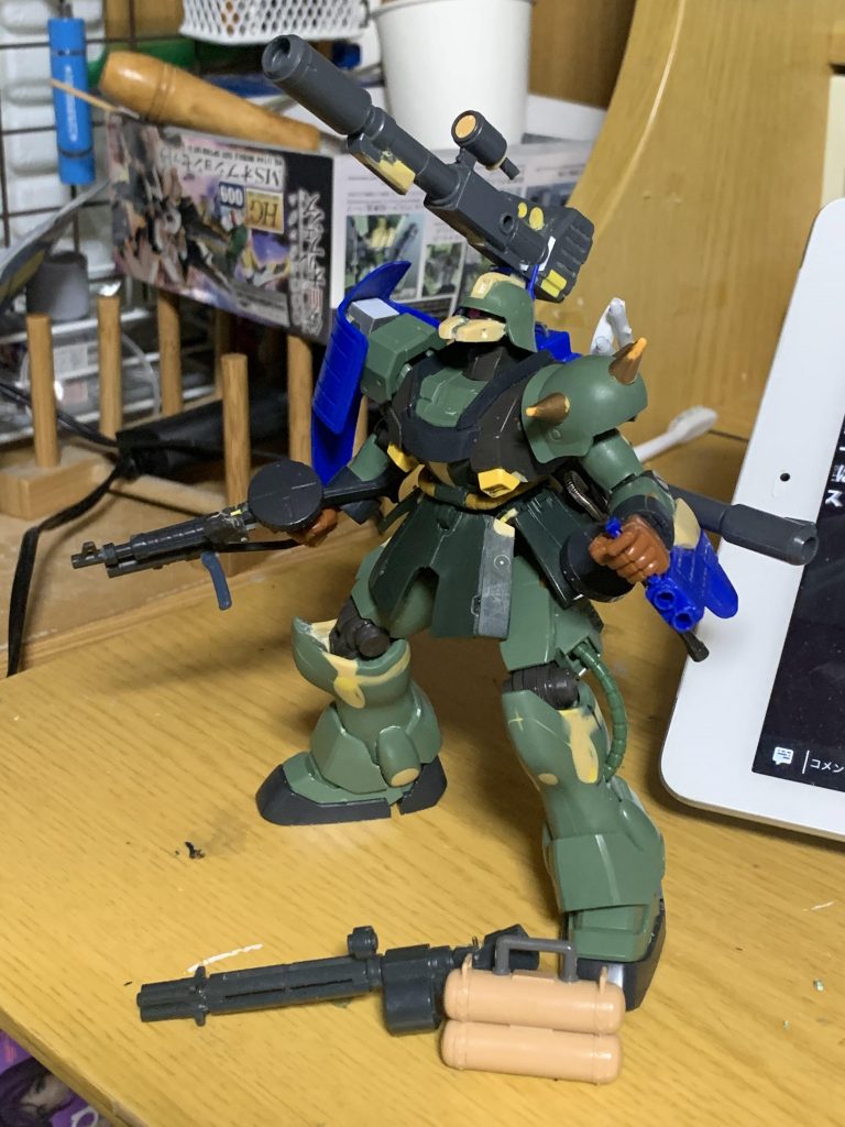 頭部はパテを使用して造形。
ザクタンクで余らせた旧キットの余ったパーツを消化するつもりだったのに大して消化出来ずじまい。
スモークディスチャージャーも装備する予定でしたが、何となく撤去。
胸部の排気口はゴッドガンダムから。