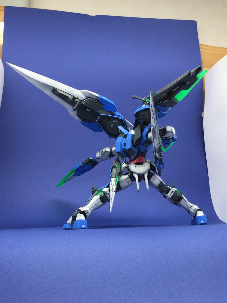 【GNバスターソードⅡ】、【GNソードⅡ(ブラスター)】共に保持できるのもHGの特権ですね!