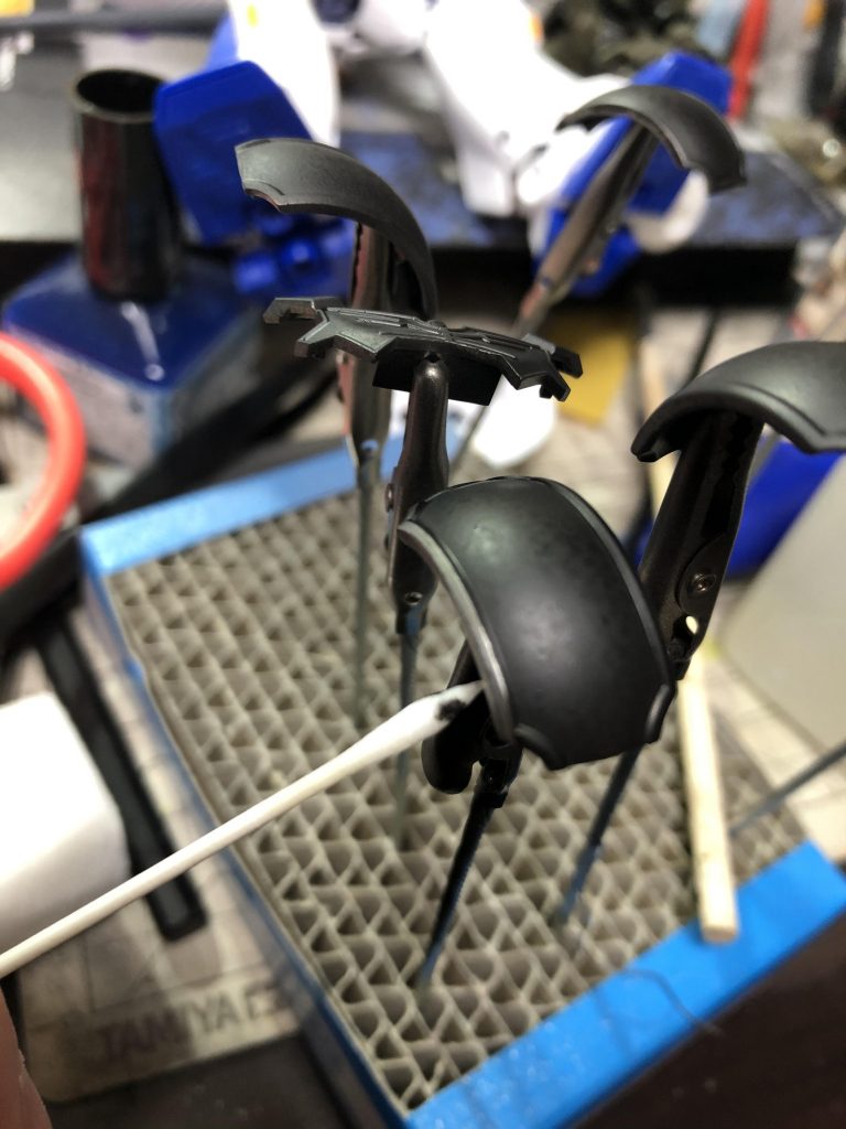 エングレービングにはガイアノーツのプレミアムミラークロームを下地にタミヤのエナメルブラックで上塗りをしています。