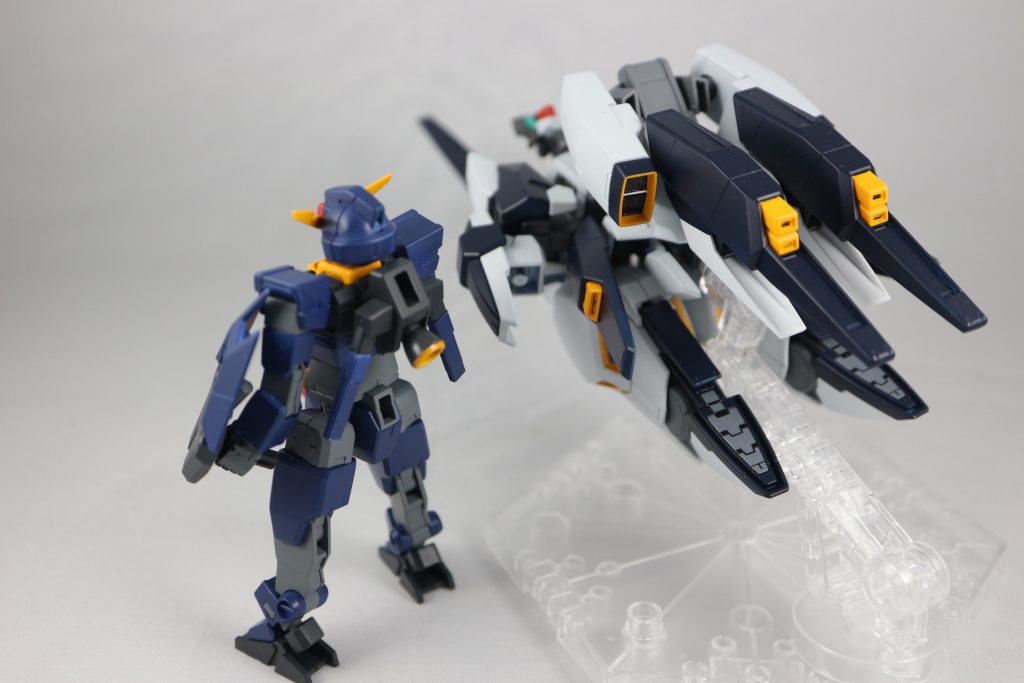 コアガンダムはサーベルをAGE3のものに変更した以外は無改造。ユニット形態の基部はパーツ形状に合わせて改造しているので、他のプラネッツシステムパーツ接続との互換性が一部無くなっています