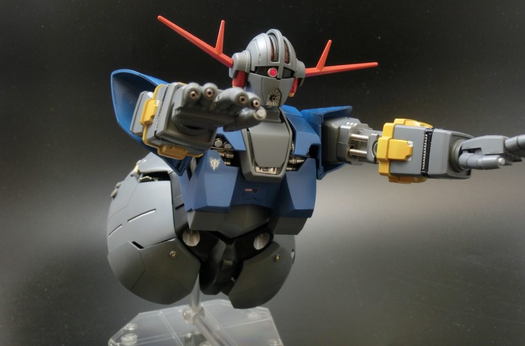 あまりわからないのですが、飛行時に首が反るように首関節も調整したのですが、モノアイ点灯用の配線が干渉して反りがあまくなってしまいました。