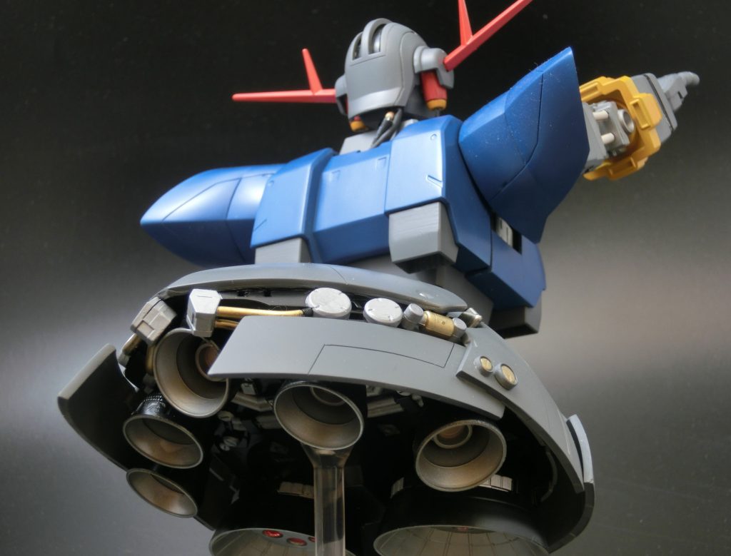 スカート後方のメカ部分は鉄血ガンダムフレームの足部です。