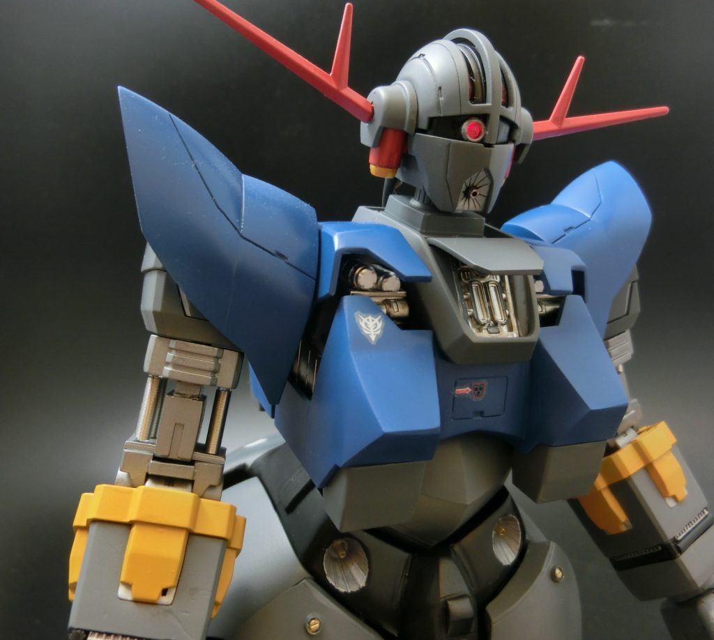 胸部はパテで盛り付けて、より立体感をだし、ハッチを開くと内部メカを鑑賞できます。腕部は金属バネを入れ込みました。スジボリは最低限として、ジオングのシンプル感を損ねないようにしました。