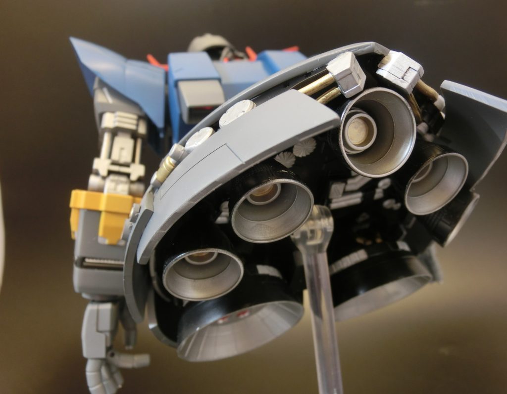 スカート裏部は黒を基調として、メカニカル部分を強調。