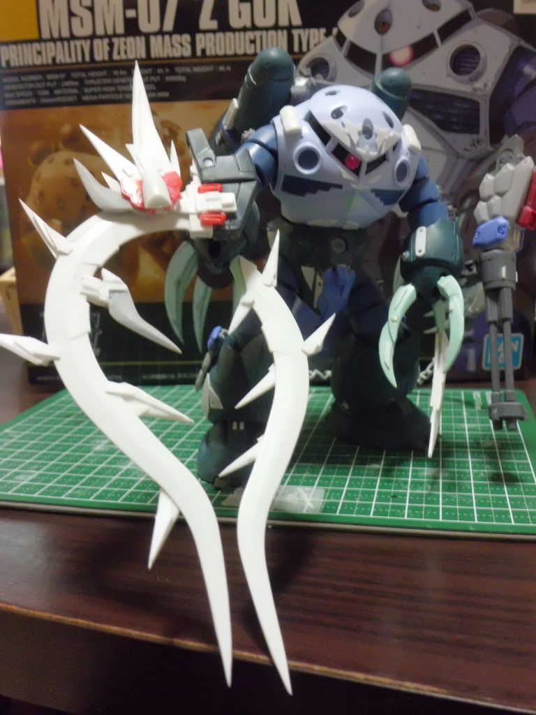 サンドロック改のクラッシャー状態のショーテルを蟹の鋏に見立て、それをプラ板でジオンエンブレムのシルエットにしました。分かりにくいですが、顔のプラ板もジオンシルエットにしています。各部にサンドロック改のパーツをディテールとして追加。