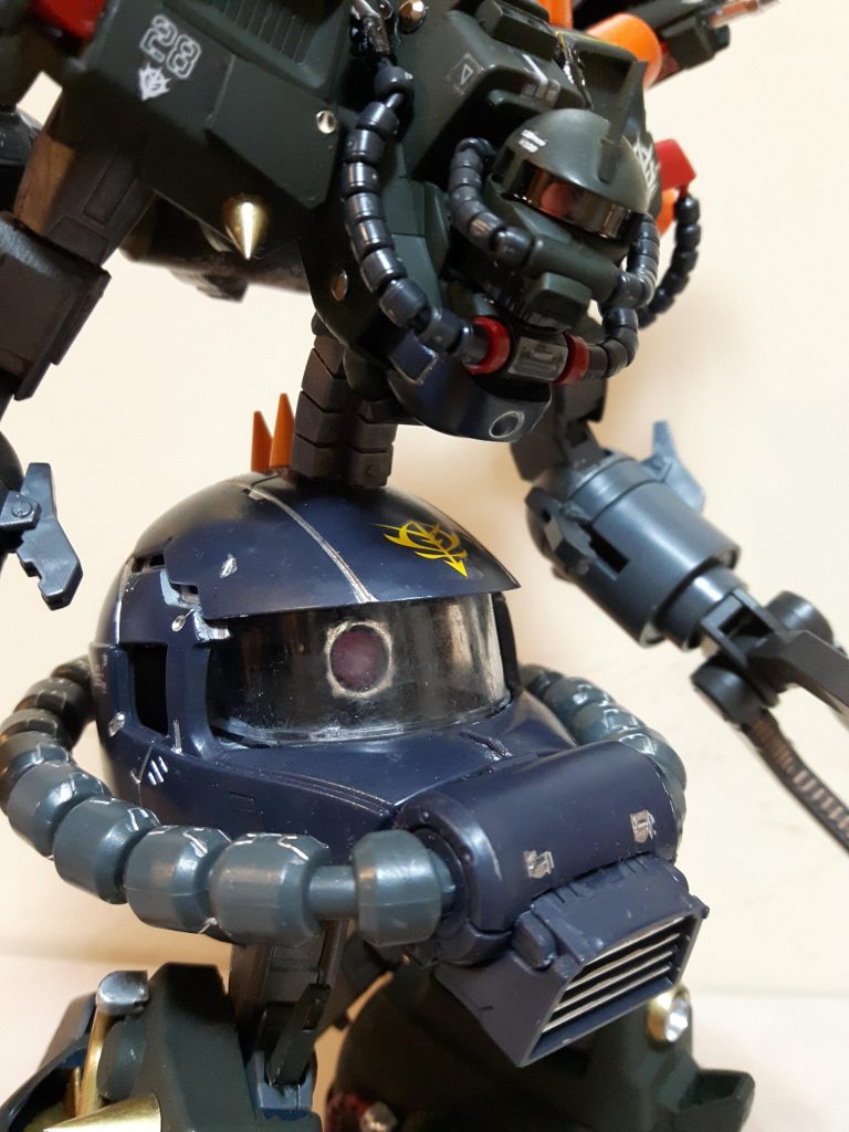 ガンダムヘッドの場所にザクヘッド。