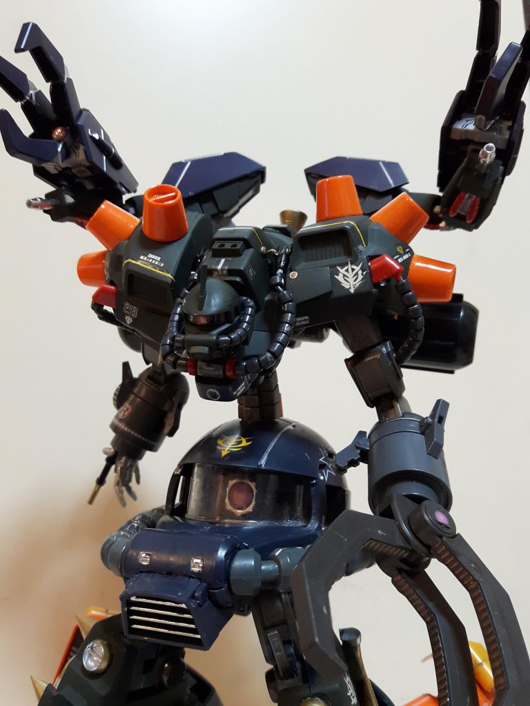 上半身はパイプ追加し、ザクの頭に交換、稼働できるようにプチ改造。両腕も加工してまるっと交換。