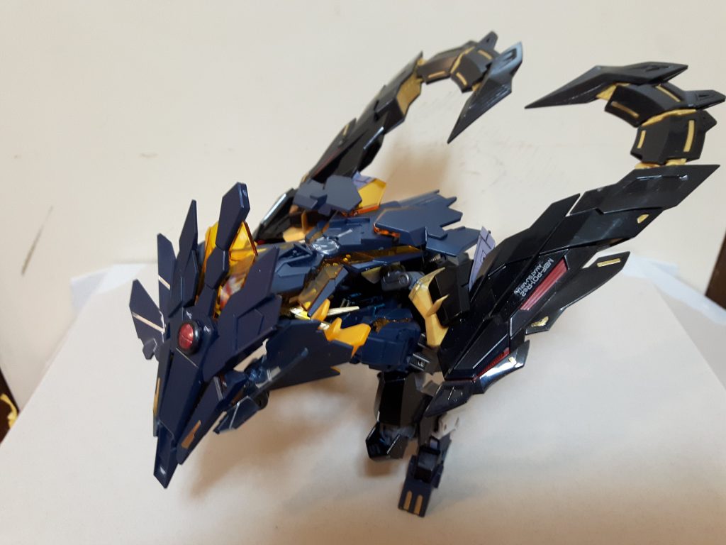 バンシィアーマーユニット。モビルアーマーモード。キットのアーマーユニットにコアガンダムに着けるパーツ全て収納してます。顔に見える部分は稼働するように改造してます。脚はグレイズの脚を改造してつけてあります。