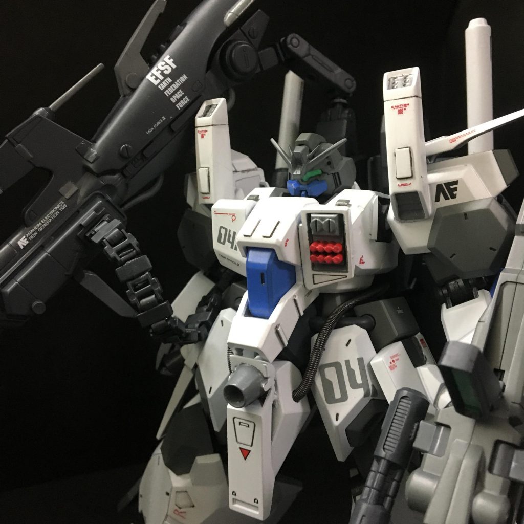 胴体アップ
頭部はグスタフカールの頭部にFAZZのハイメガキャノンを移植
胸部は旧キットのFAZZのアーマーを切り離して接着、プラ板でディテールアップをしています^ ^
腰部ハイメガキャノンはこちらも旧キットのアーマーを切り離して接着しています!
動力パイプは市販のパーツを採用、股間部分のアーマーと胴体の両方に穴を開けて差し込みました😄
デカールもいい感じに貼れました^ ^