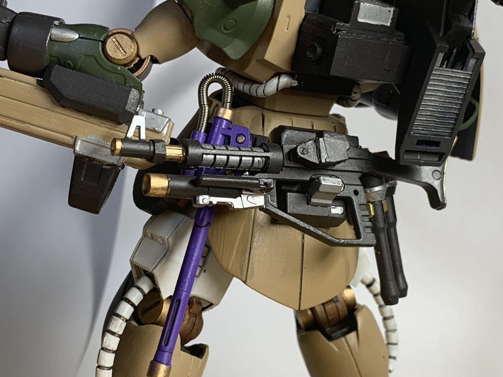 腰部ウェポンラッチ。
ギラ・マシンガンは弾倉を取り外せばバズーカ同様、腰部に装備することが可能。
センサー部が可動するのでスマートに装備できる。