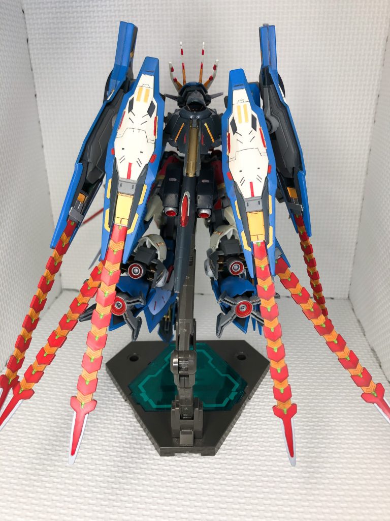 背部です。
フェネクスのスタビライザーをヒントにジュリアの剣を尻尾のようにしました。ジュリアの肩のスラスターユニットに取り付けられるようにジョイントも増設しています。リアスカートは、アスタロトオリジンの背中のユニットを尻尾に見立てています。基部毎移植しているので、稼働も出来ます。