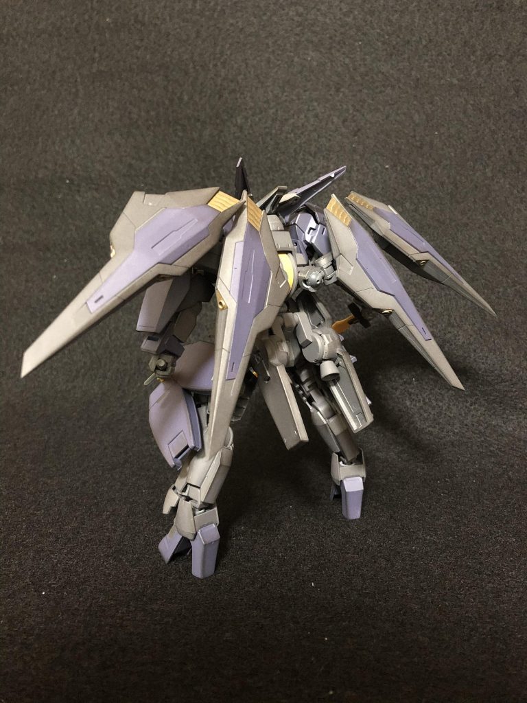 背面。バインダーはアームアームズとボールジョイントで接続しているので、割と柔軟に動きます。