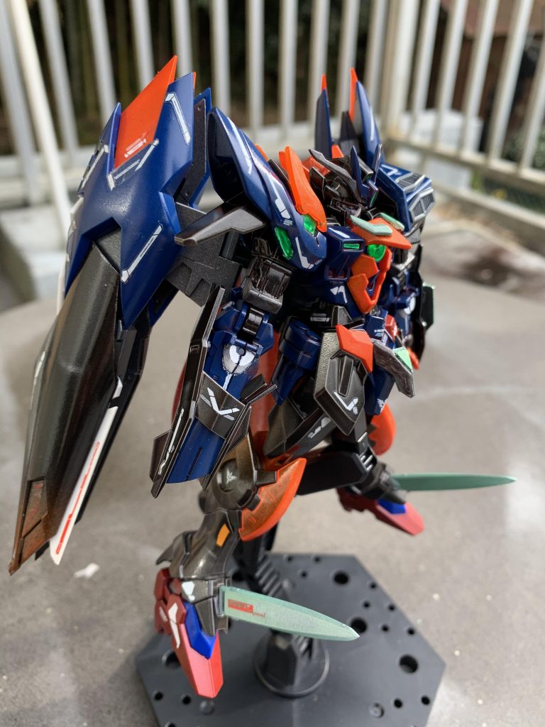 全体に満遍なくデカールを貼って情報量を増やしてます。