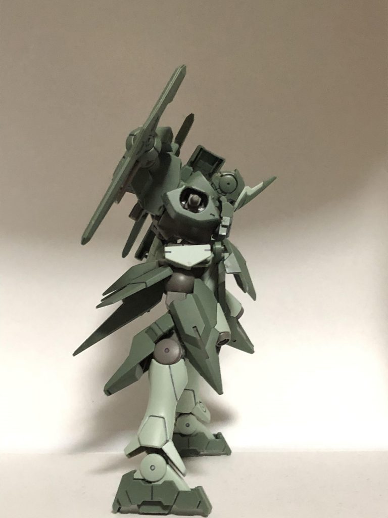 エクシアと同じような腰の改修で結構傾きます。