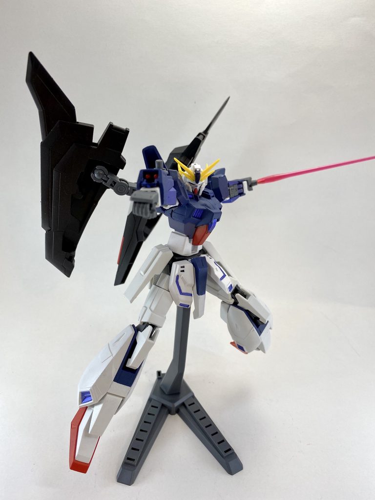 腕とシールドにはグレネードランチャーも付いていて、ビームサーベルも装備してます。