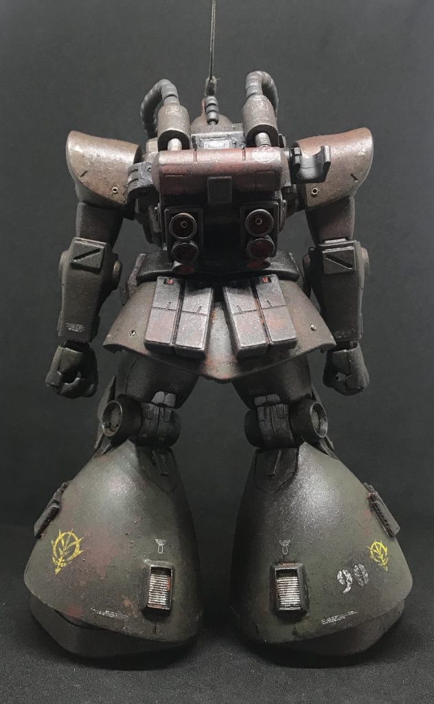 背面。バックパックのタンクに繋がるパイプはスプリングを使用、バーニア内にメタルビーズでディテールアップ。