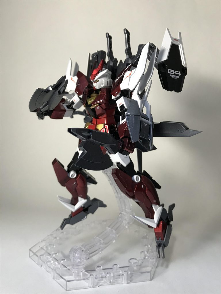 腰の斧はマーズフォーウェポンズに付いてくる二対のソードを一部切断し小型化しました。
鞘部分もマーズフォーウェポンズからの流用です。