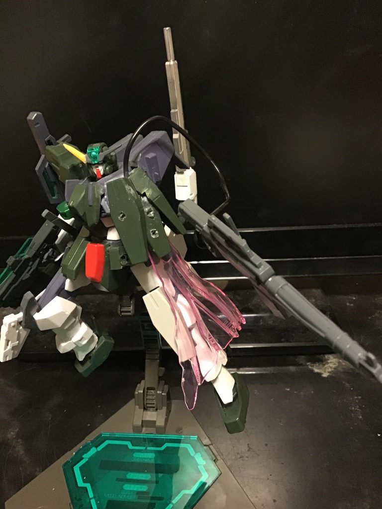 左腕がないのを補おうと思って、シールドビットを3つつけてみました。
ハンダゴテで被弾しているように見せたかったのですが、やりすぎてしっぱいしました。あと、このワイヤーはルプスレクスのものです。