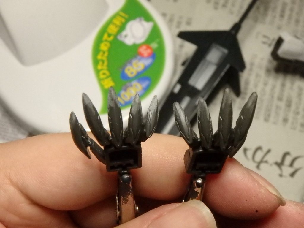 こちらも丸みのある手の爪は、パテ盛りが難しく時間も無かったため、ヤスリで削って尖らせるやり方に変更しました。右が削る前、左が削った後。