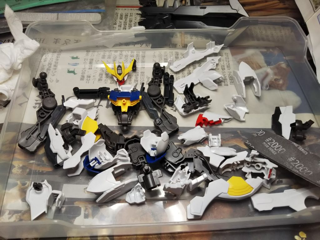 一旦バラして、目立つパーティングライン消しとウェザリングが綺麗にのるように、600番と2000番のヤスリで表面処理。
最初、ミスターホビーのメラミンシートでつや消しを試みたが、そこまでつや消しにならず…。2000番を使用した。