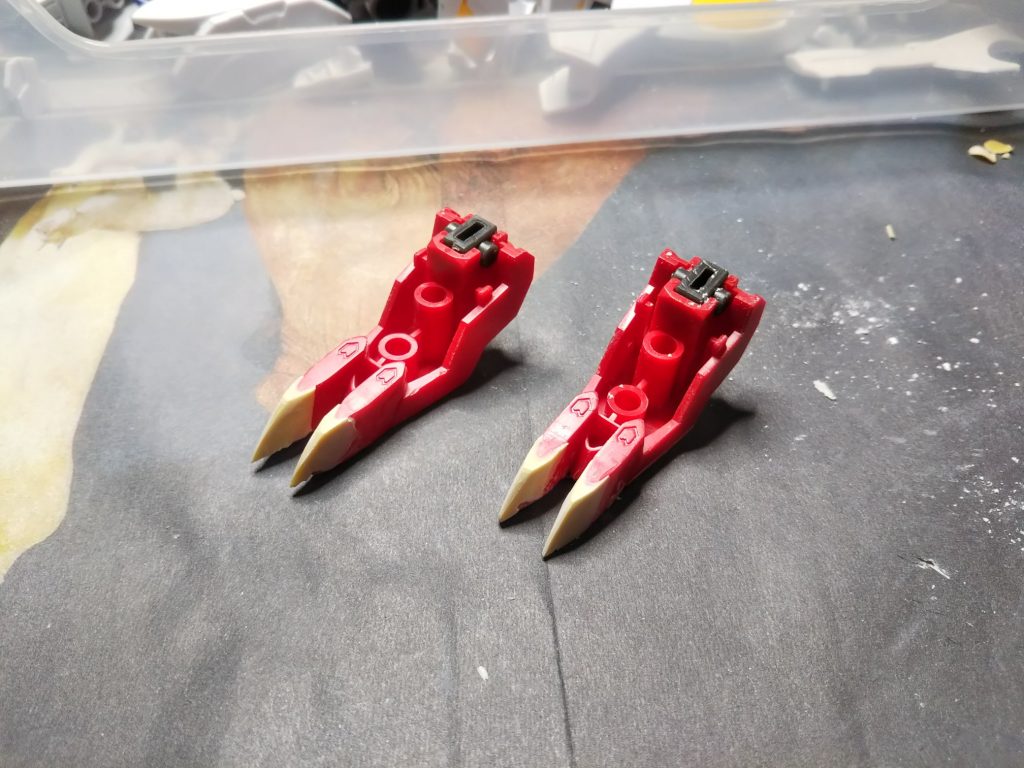 丸みのあった足のつま先は、パテで延長&シャープ化。パテ盛りに失敗して一部欠けてしまったが、実際に力がかかり、破損しやすそうな部分のため、ダメージとして良しとし、そのままにした。(^∇^)