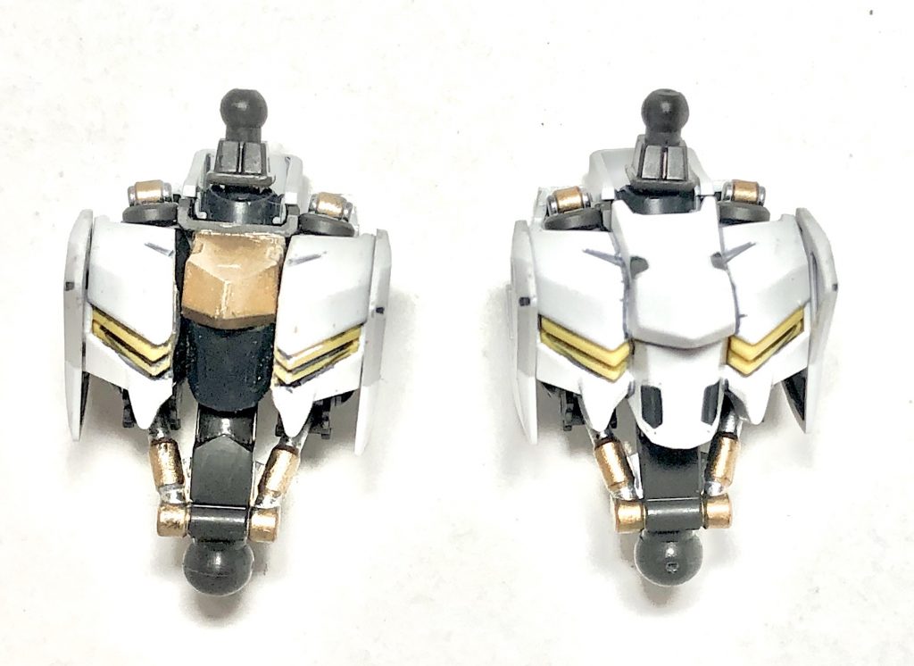 某黄色い潜水艦さんにてHGバエルの胴体をバラ売りしてあったので、それを改造してコクピットブロックを撤去した状態を再現してみました。

右の本来の真ん中部分の胸部装甲(左で言う所の金とグレー部分)を切り取り、ダクト側面をパテで埋め塗装、切り出した真ん中のパーツを上下分割しサイズを小さくしてガンダムフレームに接着して装甲等を撤去した様な感じにして再現してみました。

このため、ガンダムフレームにパーツを接着しており、このままでは換装出来ないので、改造部分は胴体の上半分を丸ごと付け替える形で入れ替えが出来ます。
(こう言う時本当にイエサブって便利w)