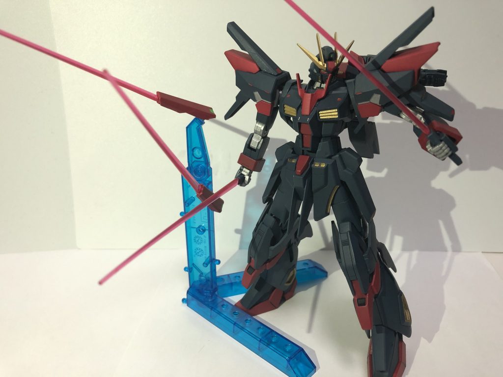 大型ビーム砲とバスターソードだけでは味気なかったのでもうひと工夫と思いふくらはぎの部分にファンネルを取り付けました。