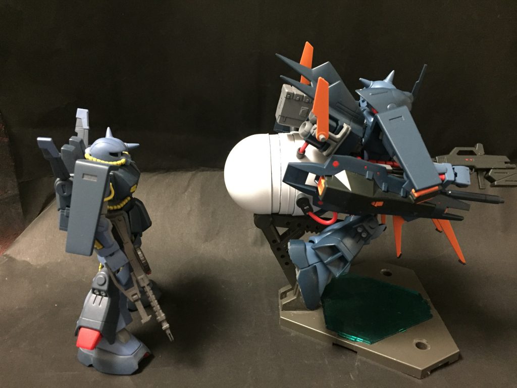 本機の核となるミノフスキークラフトユニットは後部に搭載され、擬似的な反重力力場により推進剤を不要とした画期的な推進力を獲得。
然し、技術的に未熟であり充分な揚力を得られることはできなかった。故に腰部前方に熱核ホバージェットを搭載、腰部を覆うようにシールドブースターとバックパックには二連装大型推進装置を二基搭載。
旧来の技術を用いることで破格の走破性を得ることができた。