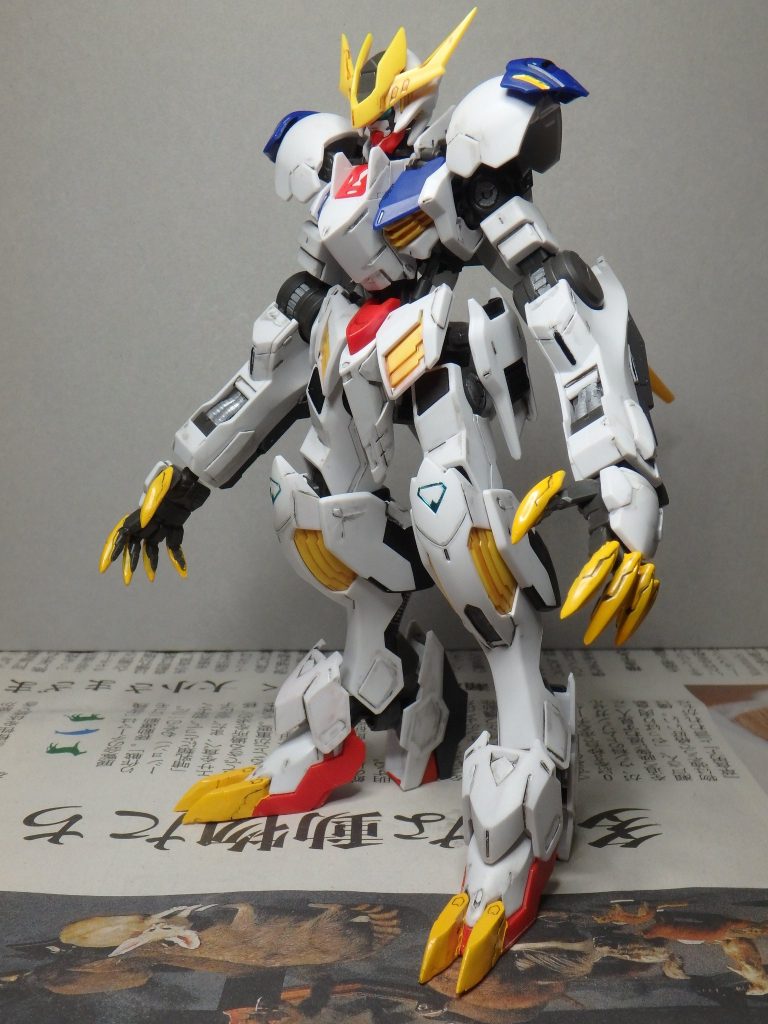 パッケージ絵を参考に部分塗装と墨入れ。一部、付属のシール貼り。
部分塗装はガンダムマーカーの塗料を筆塗り。
墨入れはガンダムマーカースミいれふでペン ふきとりタイプを使用。
少し汚いが、どうせ汚すのでそのまま。
記録用にここまでで一旦組立て。(上写真)
ここからもう一回ばらして、ウェザリング。