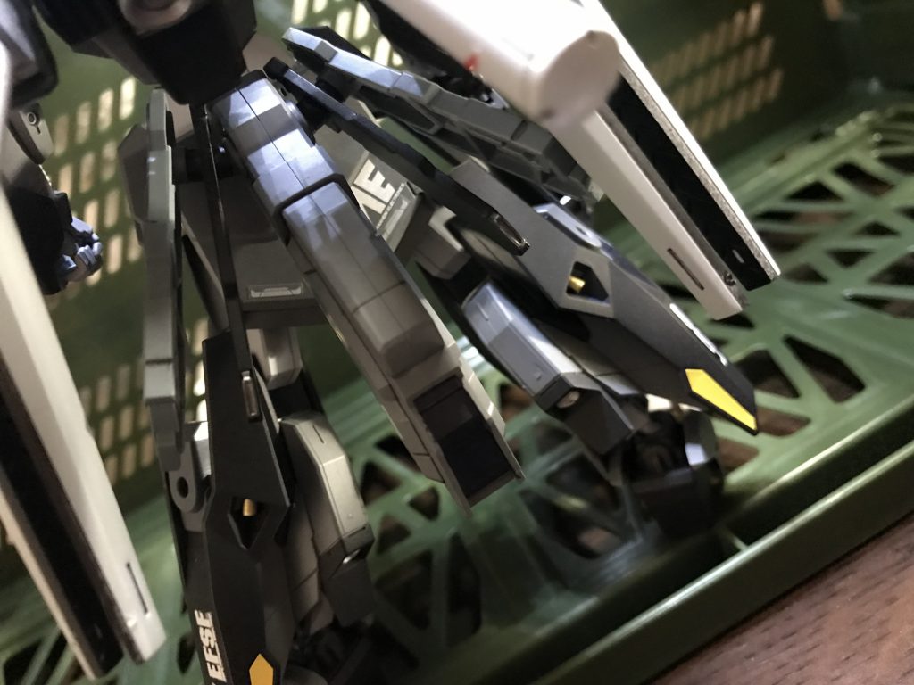 ライトニングガンダムのリアアーマーにちょうど良い穴があったのでガンダム7号機のスタビライザーを増設しました✨
