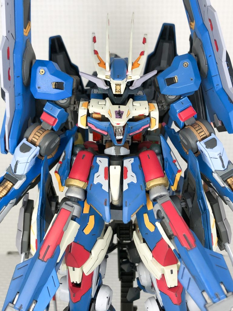 バストアップです。
顔周りは、ジュリアとグレイズアインのパーツを使い、6本角にしています。胸周りは、ジュリアの元のパーツを逆向きにつけ、その中に、プラ板で作った歯を仕込んでいます。