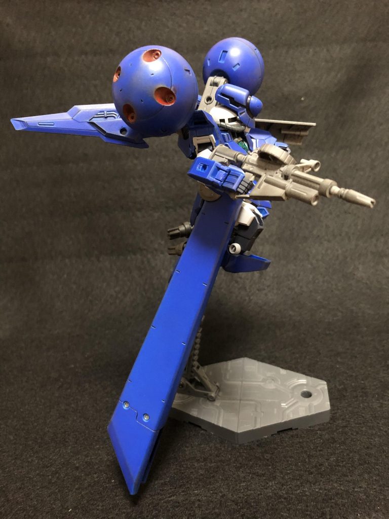 側面。細かい塗り分けはガンダムマーカー直塗りです。