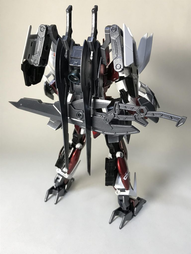 後ろです。
武器類はGXメタルブラックで塗装し、光沢は控えめにしました。