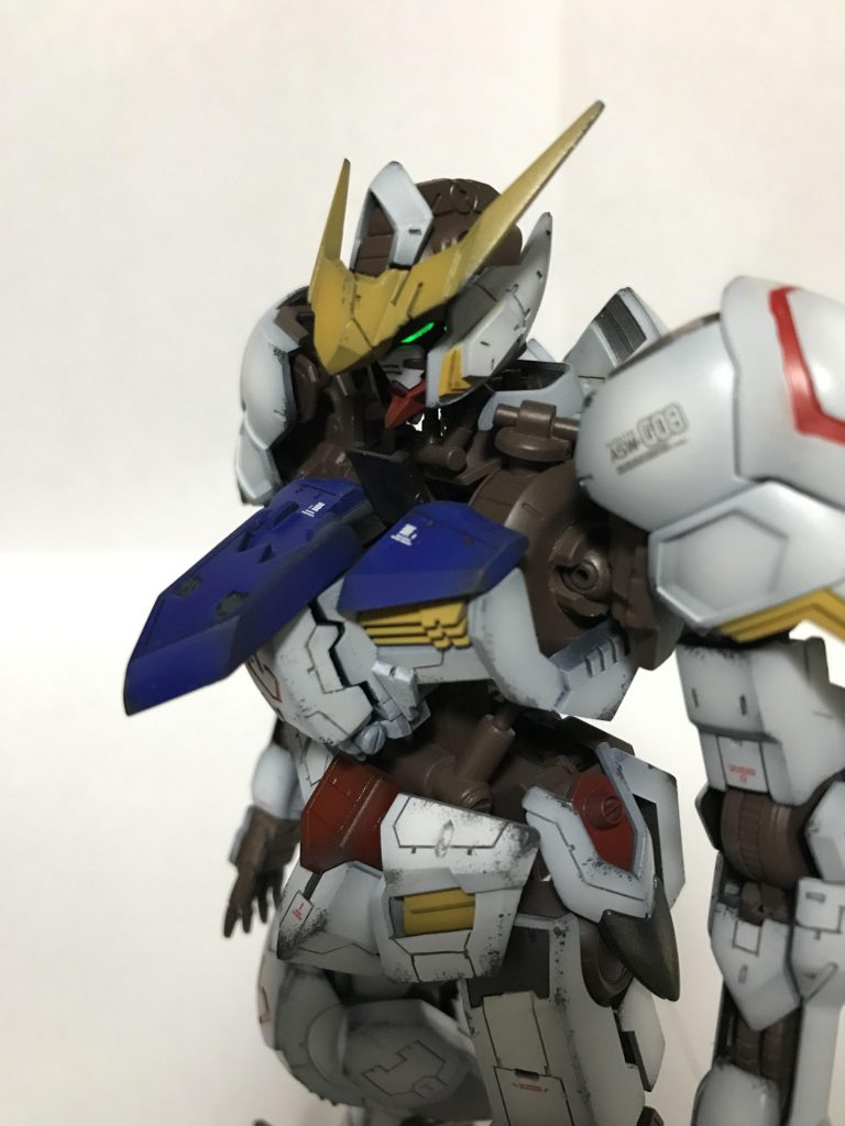 胸部ハッチは天面もスライド可動できます。