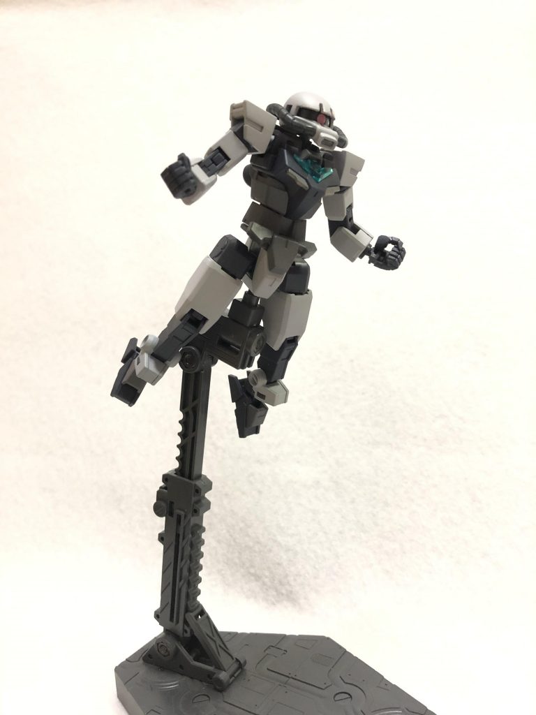 全ての中心、コアザック。
コアガンダムの頭部をザクに。そしてカラーを変更しただけです。
頭部には、アーマー取り付け用のスリットを追加してあります。